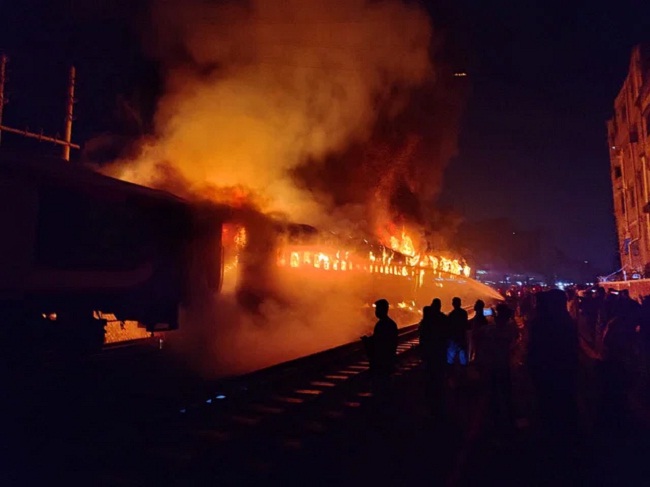 ट्रेन में आग लगने से चार लोगों की मौत