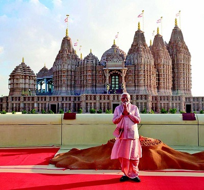 नरेंद्र मोदी ने स्वामीनारायण मंदिर का उदघाटन किया