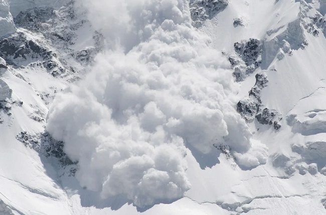 रूसी स्कीयरों ने हिमस्खलन को प्रारंभ किया