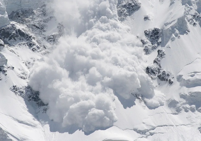 रूसी स्कीयरों ने हिमस्खलन को प्रारंभ किया