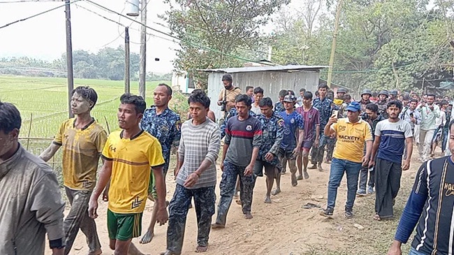 गृहयुद्ध जारी 63 म्यांमार सीमा रक्षक बांग्लादेश भाग आये