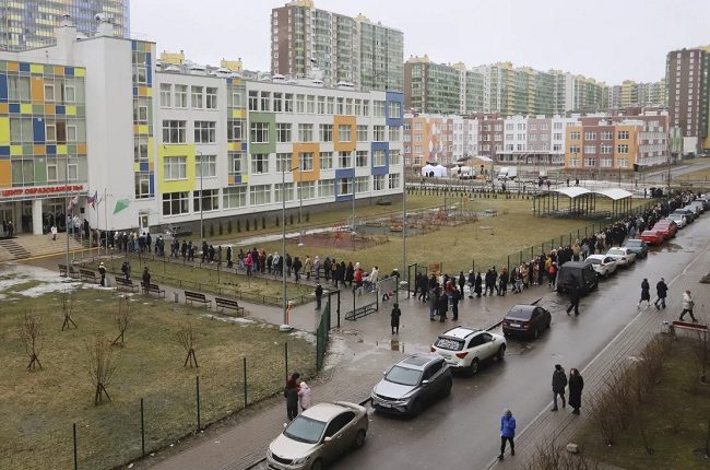 रूस के कई मतदान केंद्रों पर हंगामा