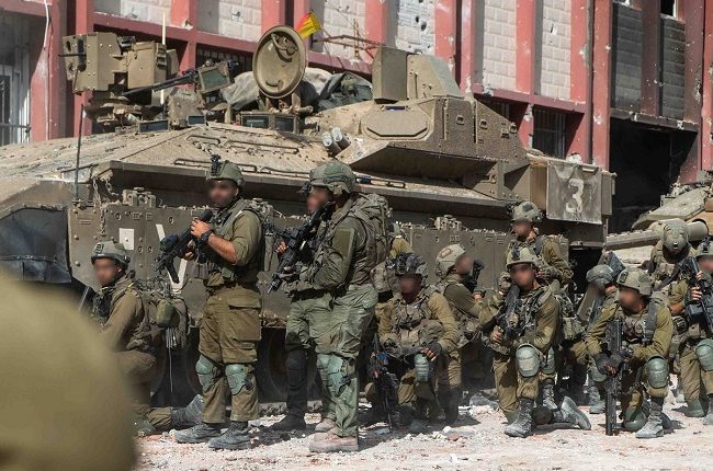 गाजा के अस्पताल पर इजरायली सेना ने छापा मारा