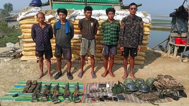 म्यांमार के नौ और सीमा रक्षक बांग्लादेश भाग आये