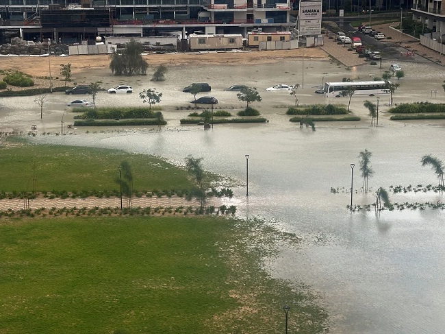 दुबई में एक बार में साल भर की बारिश से बाढ़
