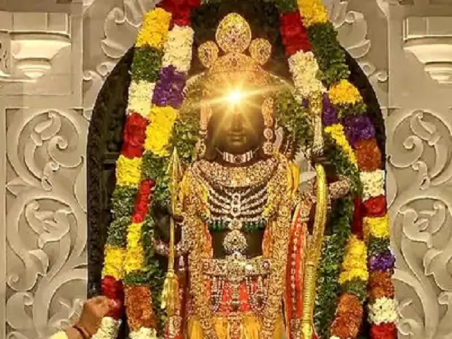 भगवान श्री राम के माथे पर चमका सूर्य तिलक