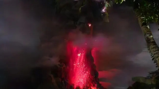 रुआंग ज्वालामुखी में फिर से होने लगा विस्फोट