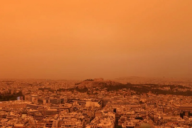 एथेंस के आसमान का रंग नारंगी हो गया