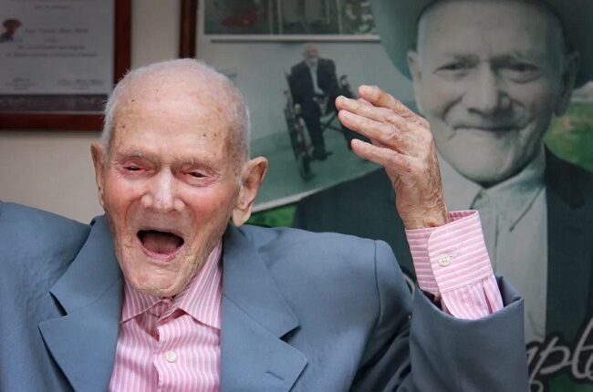 दुनिया के सबसे बुजुर्ग आदमी की 115वें जन्मदिन से पहले मौत