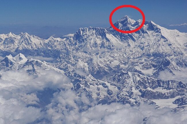 माउंट एवरेस्ट पर 2 पर्वतारोहियों की मौत