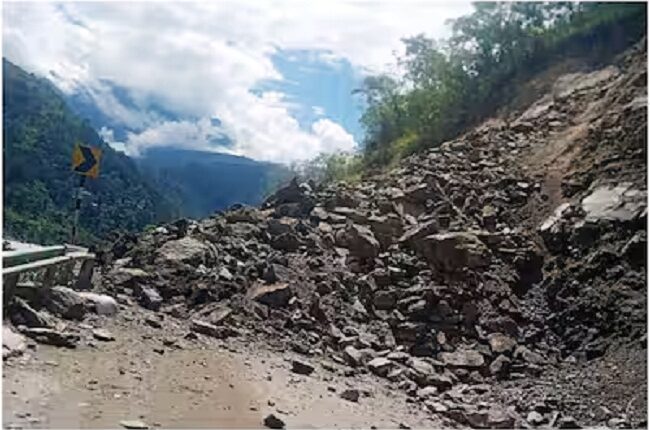 बद्रीनाथ राष्ट्रीय राजमार्ग पर भारी भूस्खलन, देखें वीडियो