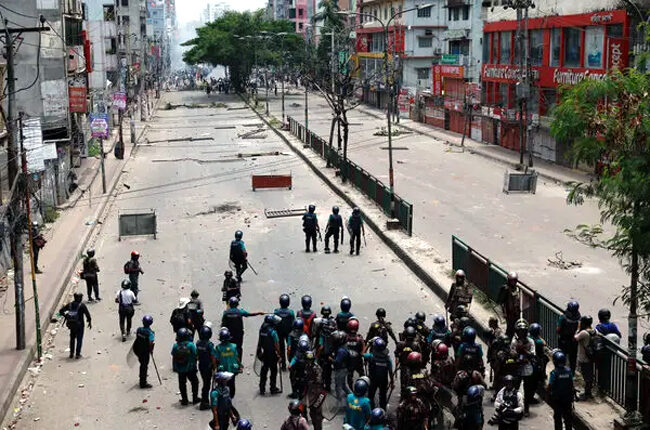 बंगलादेश में कर्फ्यू लागू, सेना की तैनाती