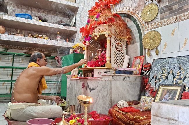 देवी के हाथ से अस्त्र गिरते हैं संधि पूजा में