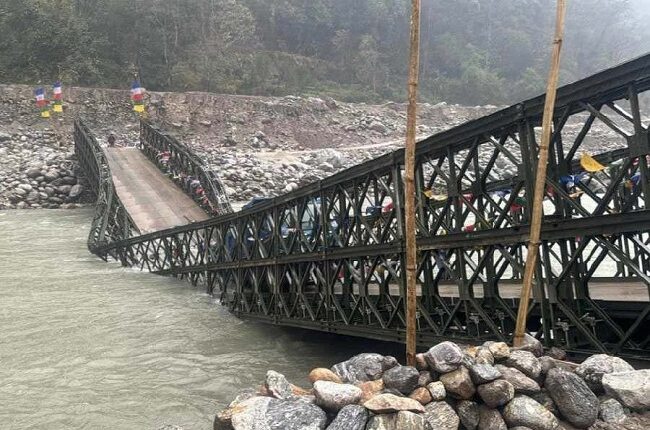 सेना द्वारा बनाया गया पुल टूटा