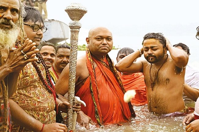 जो सत्ता में बैठे हैं वे साधु नहीं हो सकते
