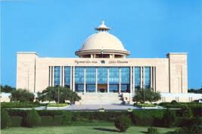 गुजरात में आदिवासी छात्रवृत्ति वापस लेने के फैसला