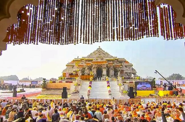 राम मंदिर के मुख्य शिखर पर कलश स्थापित