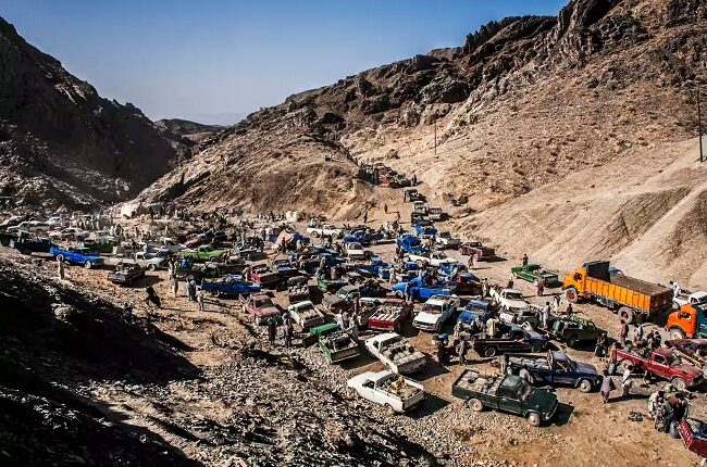 ईरान की सीमा पर अचानत बढ़ गयी ईंधन की कालाबाजारी