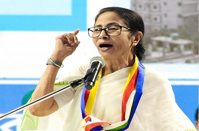 मुख्यमंत्री ममता बनर्जी ने धरना समाप्त किया