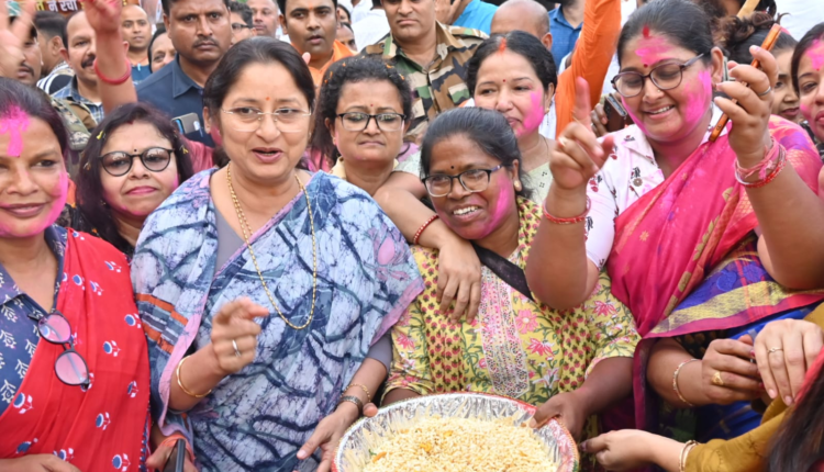 भाजपा कार्यालय के बाहर जोरदार आतिशबाजी, हरमू बाईपास पर लगा जाम