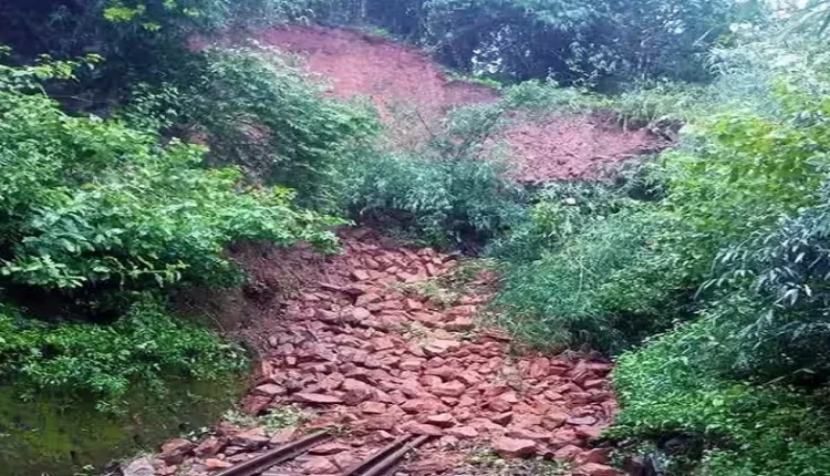 विशाल पहाड़ नीचे खसकने से यातायात बाधित
