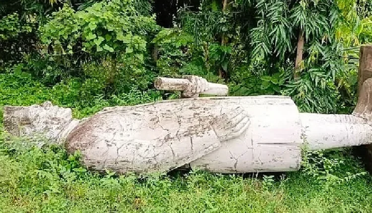 जवाहरलाल नेहरू की प्रतिमा को क्रेन से उखाड़ा गया